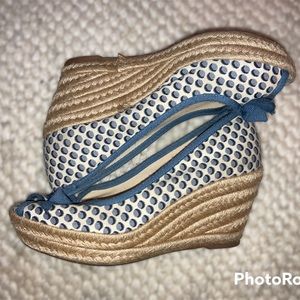 Tory Burch Espadrille Wedge heels size 7.5, Blue & White Polka Dots, gold charm
